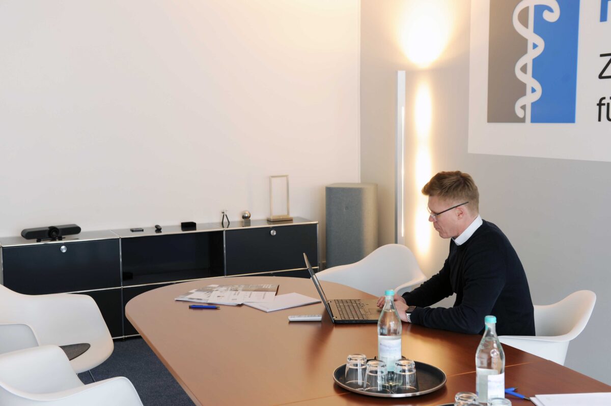 Carsten Ilse am Tisch